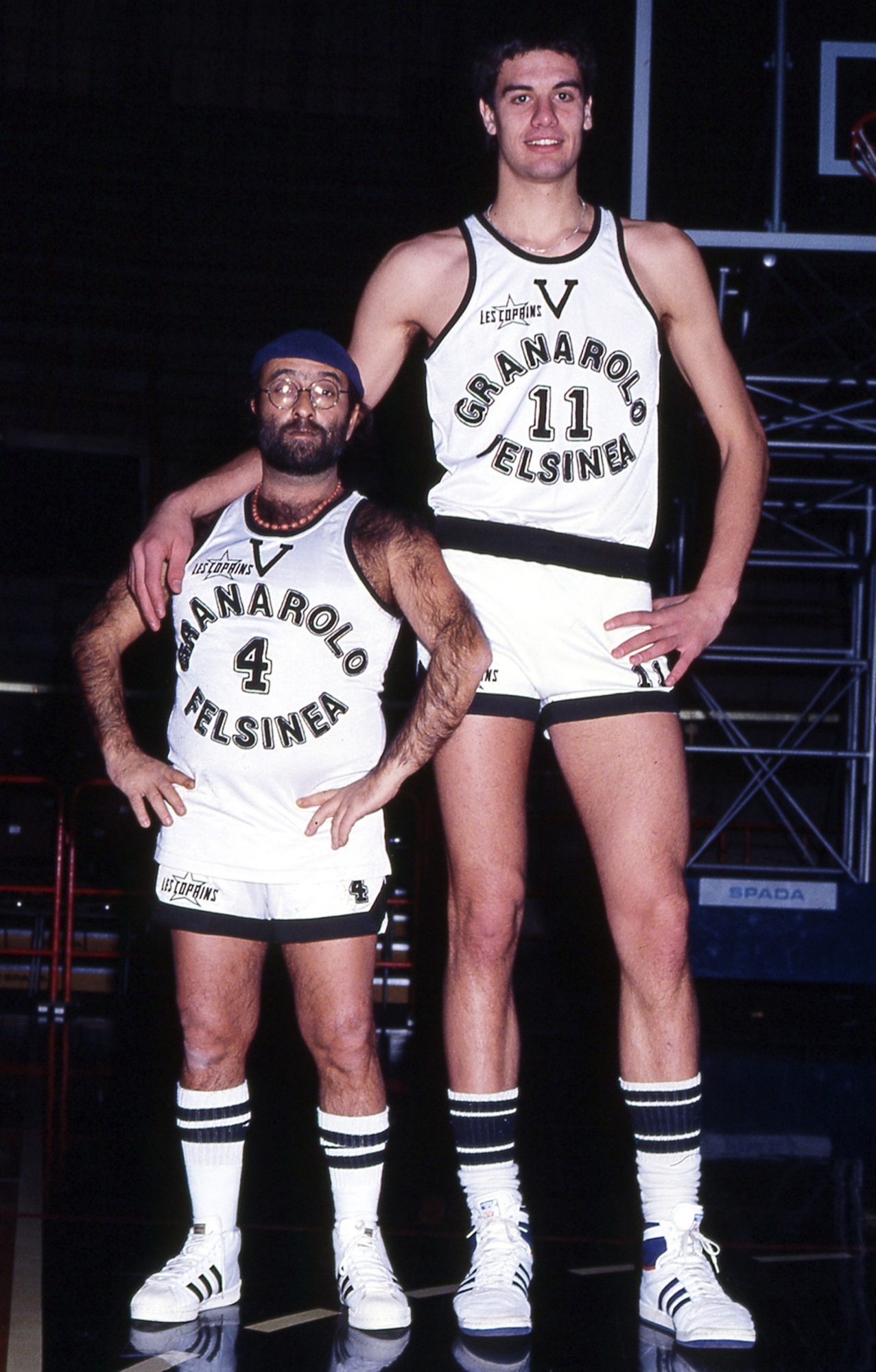 Lucio Dalla s košarkašem Augustom Binellijem iz Virtus Bologne. ANSA / VIRTUS KOŠARKAŠKI TISKOVNI URED - HO BEZ PRODAJE SAMO ZA UREDNIŠTVO