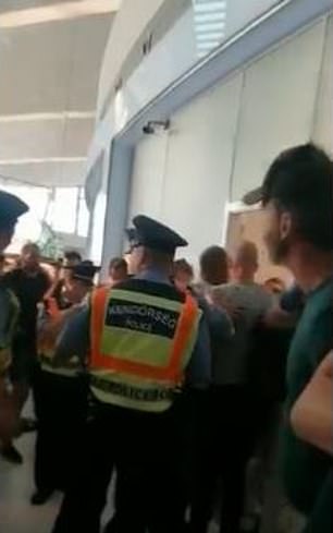 Policija je žurno odvela Taylora u privatnu sobu dok je pokušavao putovati kući