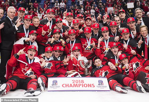 Kanadska juniorska reprezentacija 2018. slavi svoju zlatnu medalju nad Švedskom u finalu