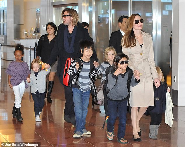 Par nekada poznat kao 'Brangelina' nastavio je usvojiti/pozdraviti šestero djece od kojih je većina sada otuđena od 61-godišnjeg producenta F1 (na slici 2011.)