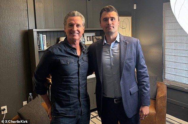 Newsom je u ožujku prekinuo redove s kolegama demokratima izjavljujući da je nepošteno da transrodni sportaši mogu sudjelovati u ženskom sportu. Došlo je tijekom pokretanja njegovog novog podcasta, kada je sjeo s pokojnim konzervativnim aktivistom Charliejem Kirkom, u vrijeme kada poražena Demokratska stranka pokušava pronaći noge usred ratova kultura nacija