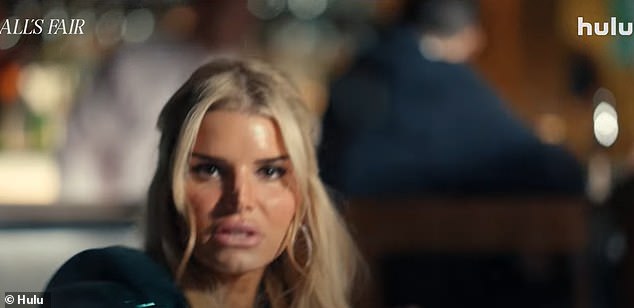 Čarobnjak za specijalne efekte Chris Lyons navodno je proveo 'osam sati' nanoseći protetičku šminku na Jessicu za njezinu 'jako ludu ulogu' u pravnoj drami Ryana Murphyja, koja će biti premijerno prikazana 4. studenog na Huluu