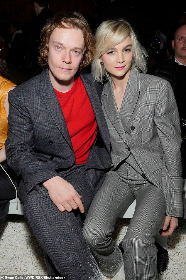 DJ Allie Teilz (R, s Alfie Allen)) nedavno je tvrdio da ju je Leto napao i traumatizirao kad je imala 17 godina