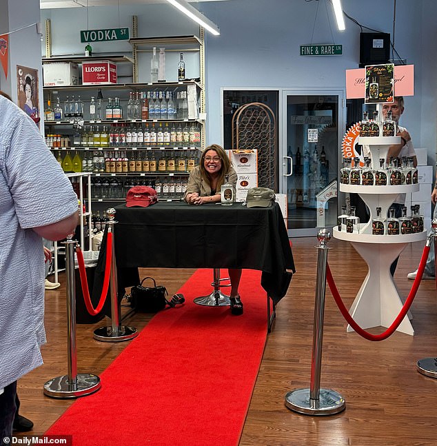 U lipnju je kuharica držala potpisivanje sastanka i pozdrava i boca za svoj destilirani 'osnovni gin' u New Yorku. No, unatoč tome što je u početku izvukao hipe na društvenim mrežama, događaj - u trgovini Broadway Spirits na Manhattanu - krenuo je na stjenovit početak