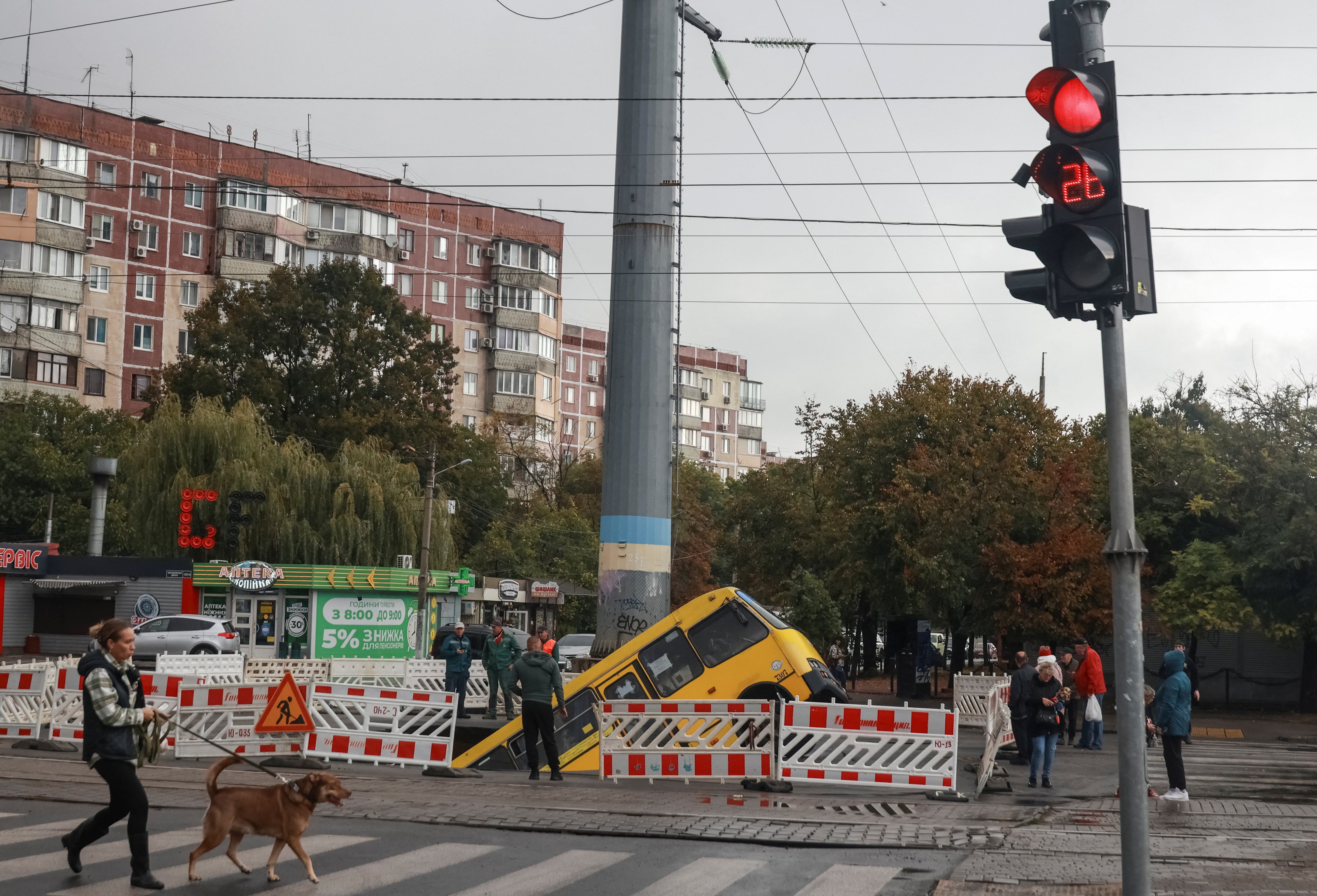 Autobus se zaglavio u ogromnoj rupi koja se otvorila na cesti, nakon glavnih kiša u Odesi