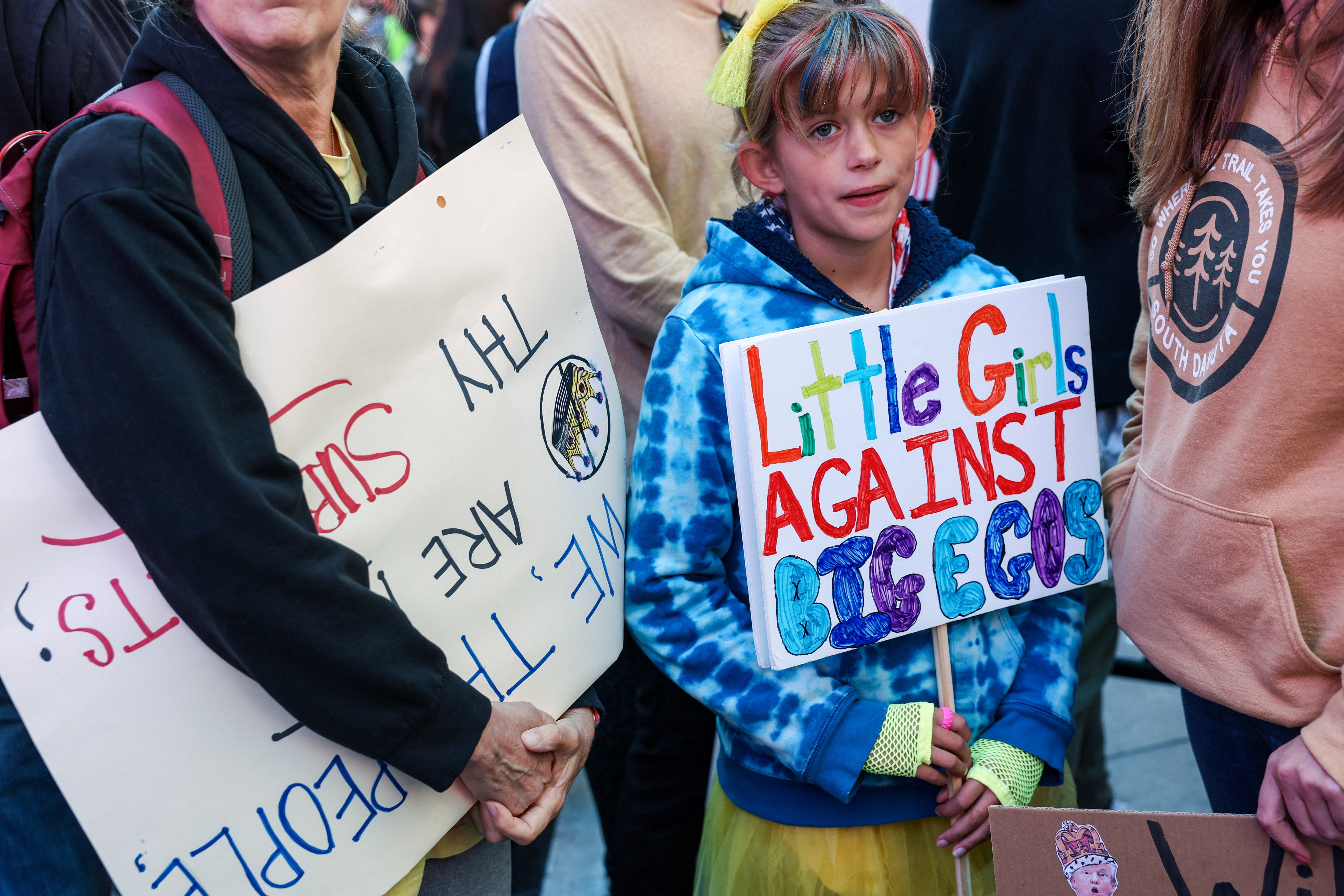 Djevojka drži plakat na Times Squareu u New Yorku
