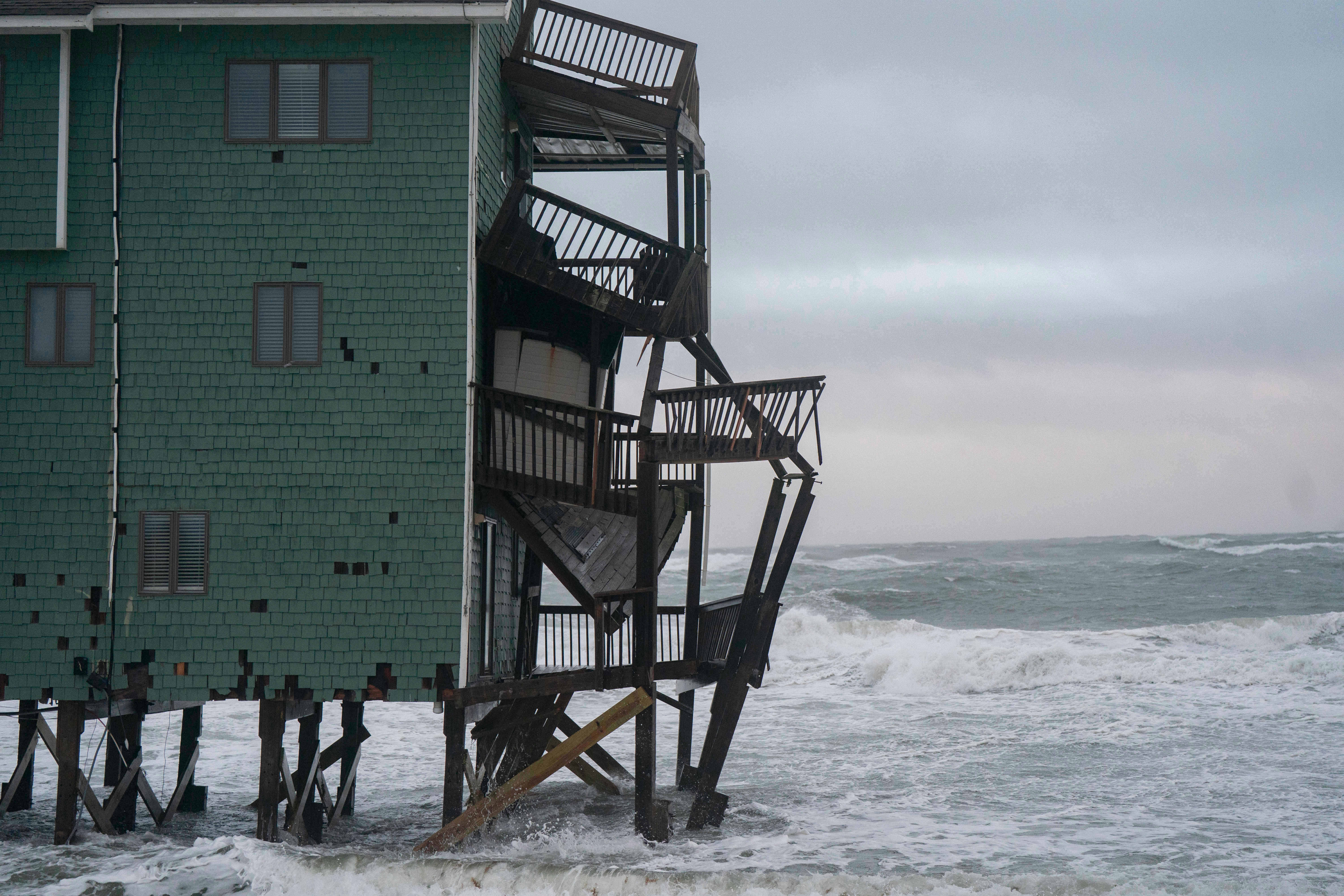 Kuća na ivici kolapsa viđena je usred norvera u Buxtonu u Sjevernoj Karolini, dok se najmanje osam drugih kuća uz obalu srušilo tijekom oluje