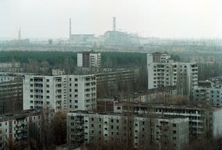 Pogled na grad Pripyat i četvrti reaktor u Černobilu