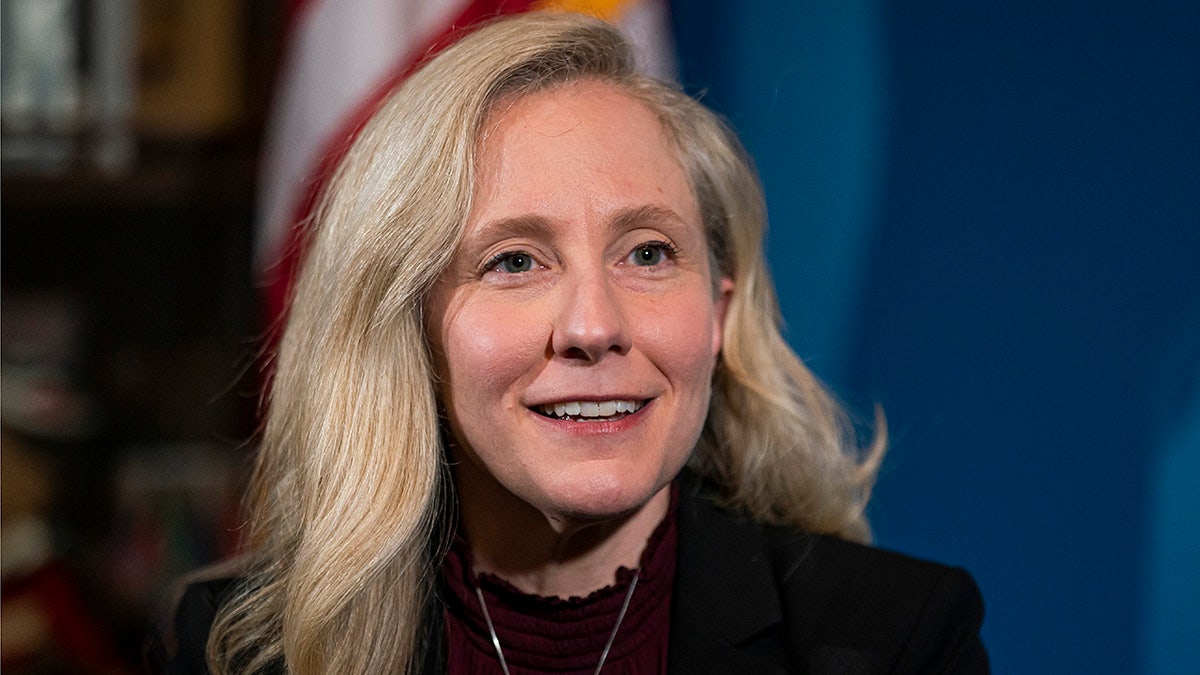 Spanberger se nasmiješi na fotografiji