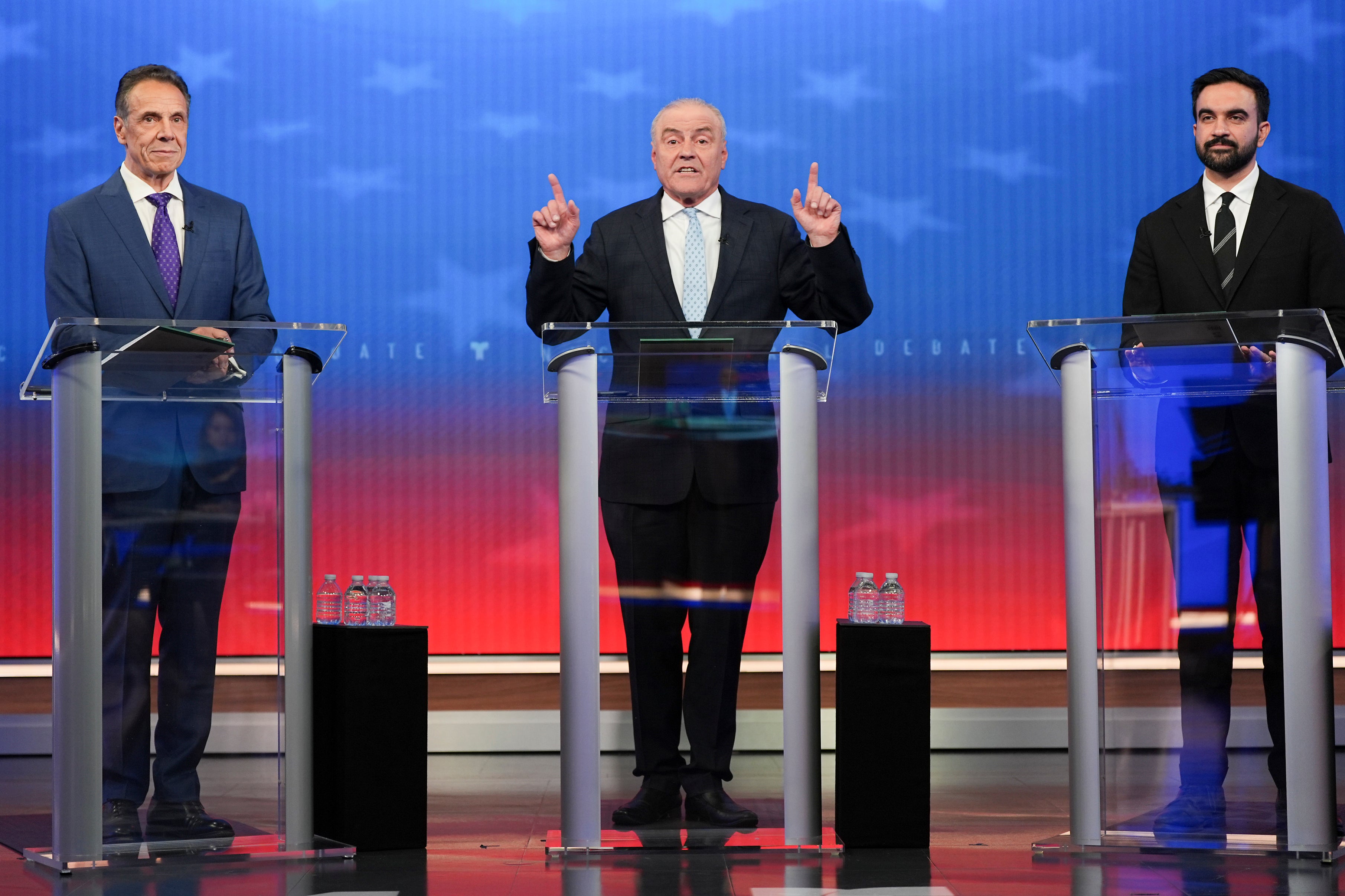 Andrew Cuomo, Curtis Sliwa i Zohran Mamdani na debatnoj pozornici u NBC studijima u New Yorku u četvrtak, 16. listopada 2025.