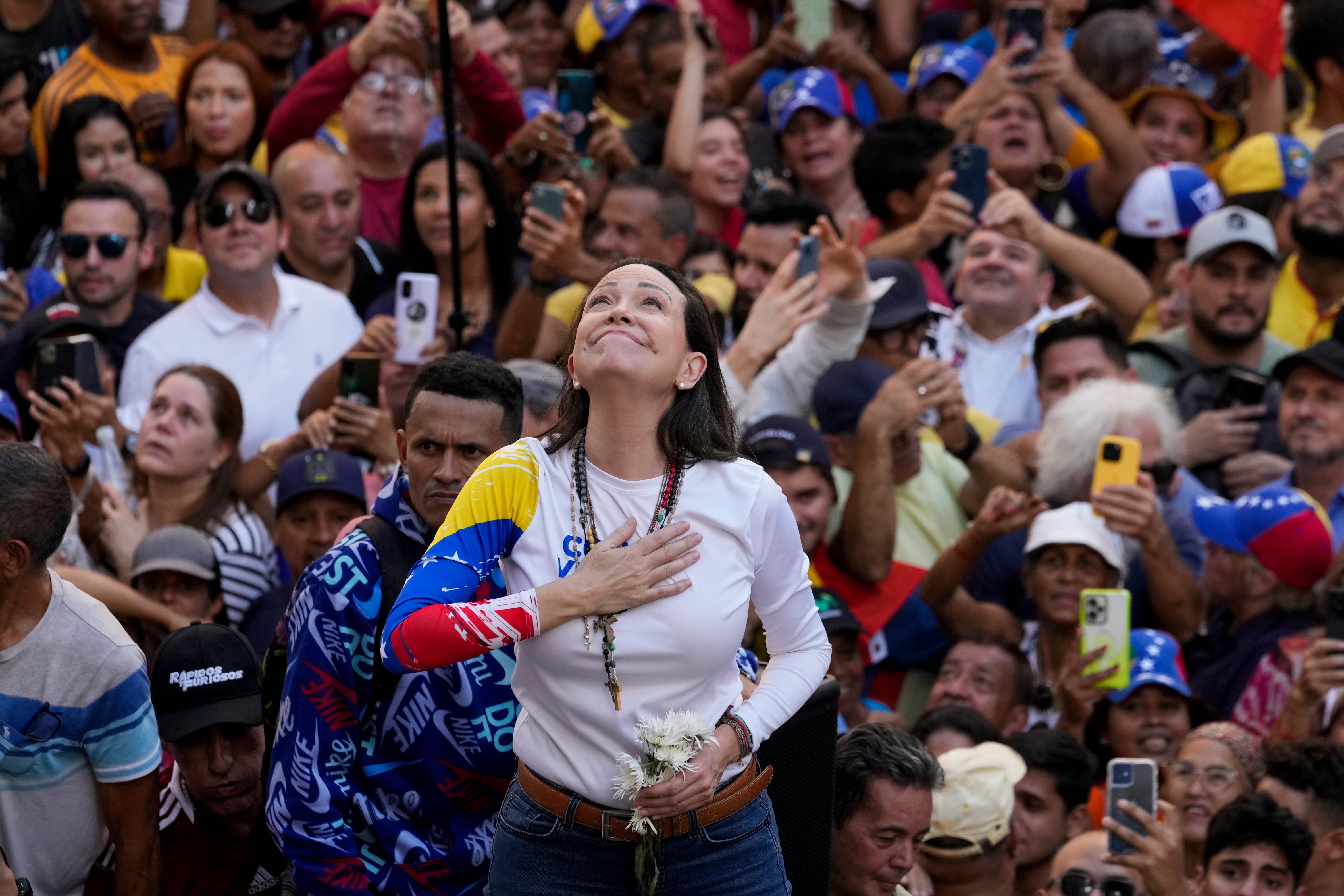 Voditeljica oporbe u Venezuele Maria Corina Machado obraća se pristalicama na prosvjedu protiv predsjednika Nicolasa Madura u Caracasu, Venezuela, 9. siječnja 2025., dan prije njegove inauguracije za treći mandat. (AP Photo/Ariana Cubillos)