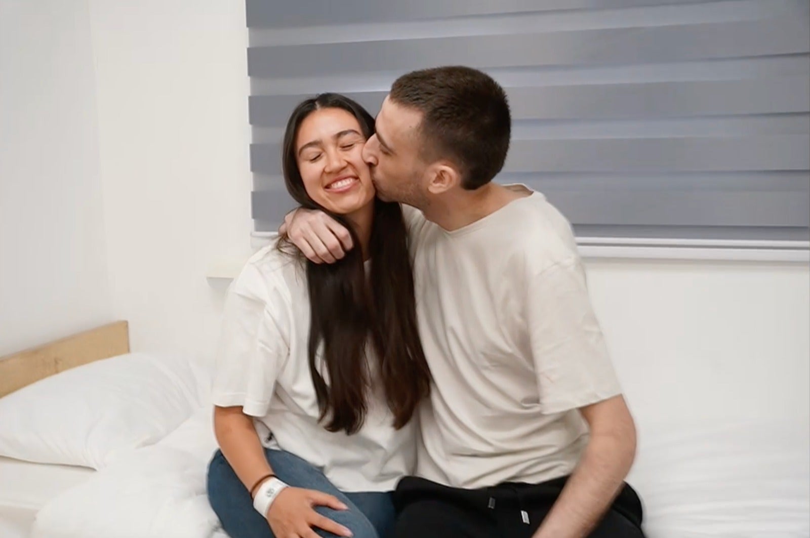 NOA Argamani, 28, i Avinatan ili, 32, danas su podijelili nježni zagrljaj nakon što je pušten iz 738 dana u Hamasovom zarobljeništvu u pojasu Gaze