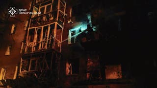 Vatrogasac radi na mjestu stambene zgrade pogođene tijekom napada ruske bespilotne letjelice, u jeku ruskog napada na Ukrajinu, u gradu Nizhyn, regija Chernihiv Ukrajina