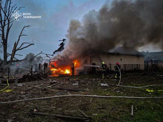 Vatrogasci ugasi kombi u dvorištu stambene kuće oštećene tijekom jutarnjeg ruskog drona i raketnih udaraca u regiji Lviv