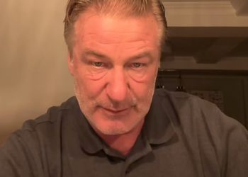 Alec Baldwin iznosi bizarnu tvrdnju o padu Hamptonsa dok Hilaria zahvaljuje navijačima na dobroj ženi
