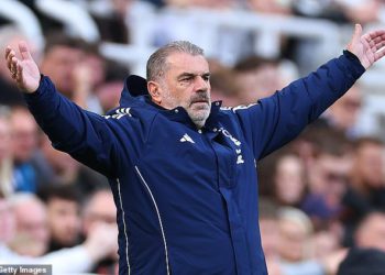 Ange Postecoglou Mocks tvrdi da je njegova karijera Nottingham Forest ‘Izgubljeni uzrok’ – nakon što videozapis pokazuje da je šef pod vatrom rezao usamljenu figuru nakon drugog poraza