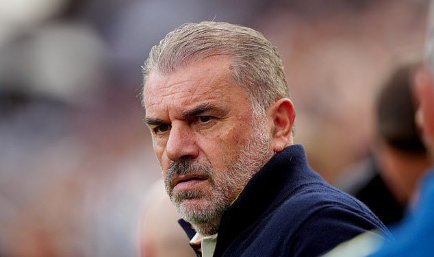 Ange Postecoglou se bori dok pokreće nepokolebljivu obranu svog rekorda, tvrdeći da se ‘ne uklapa ovdje’ i da ‘priča uvijek završava s trofejem’ – prije nego što pod pritiskom šef optuži kritičare da mu se SMIJEŠE