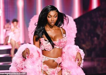 Angel Reese osvaja reviju na modnoj pisti Victoria’s Secreta zajedno sa zvijezdom Olimpijskih igara Suni Lee u New Yorku