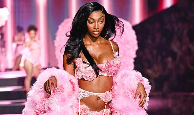 Angel Reese osvaja reviju na modnoj pisti Victoria’s Secreta zajedno sa zvijezdom Olimpijskih igara Suni Lee u New Yorku