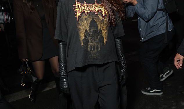 Anne Hathaway, Rosie Huntington-Whiteley i FKA Twigs izilaze na izložbu Paris Fashion Weeka u Balenciagi dok trljaju ramena s Meghan Markle koja se pojavila iznenađenje