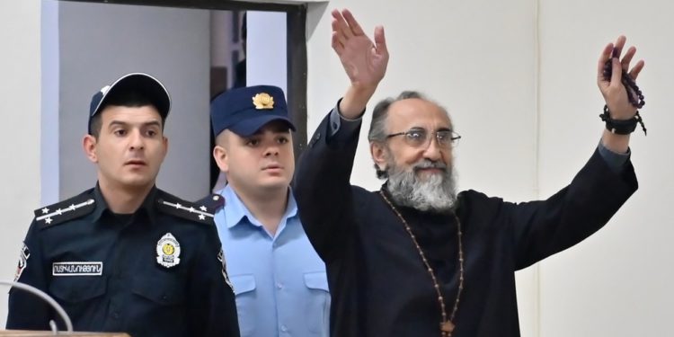 Armenski nadbiskup osuđen na dvije godine zatvora – RT Rusija i bivši Sovjetski Savez