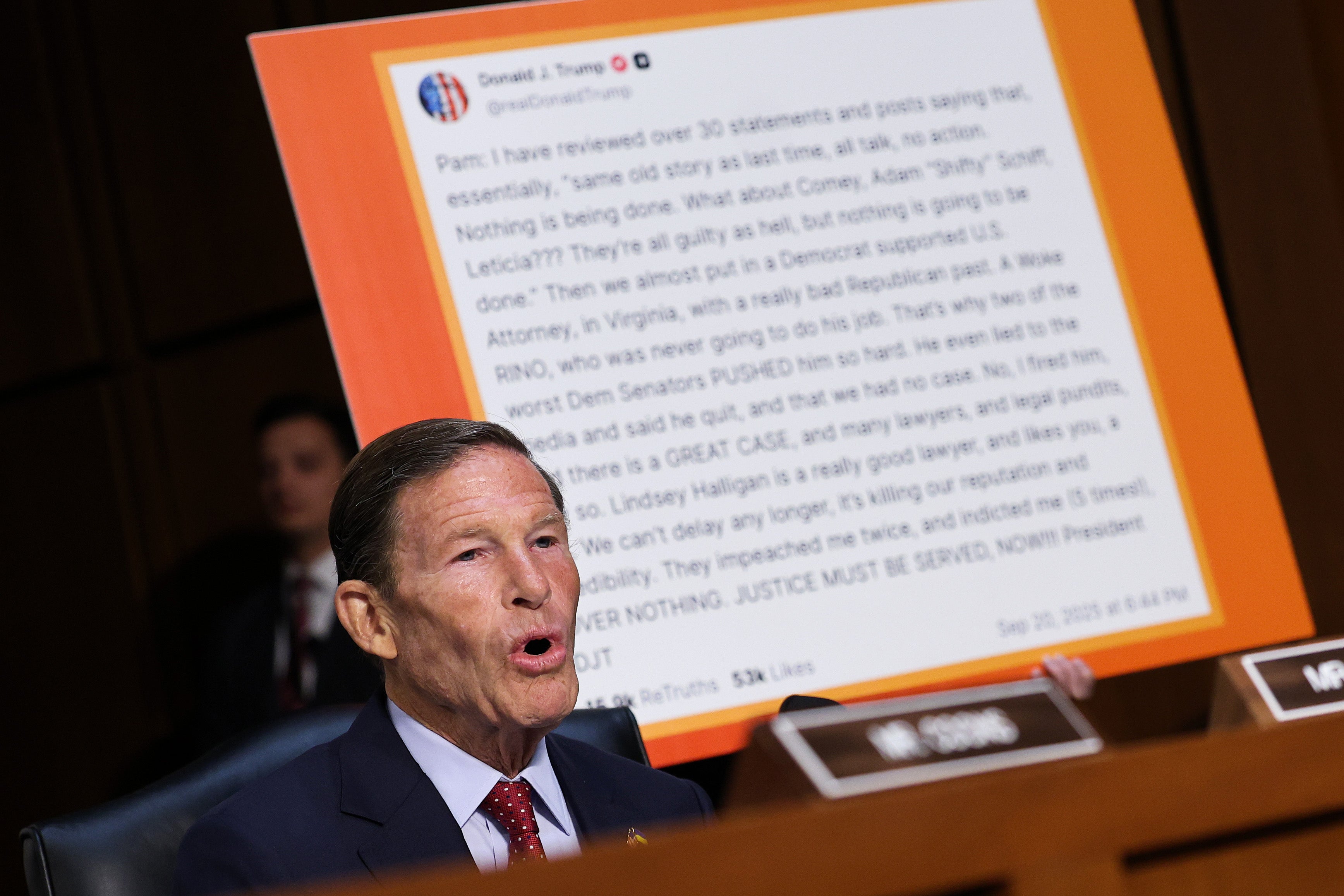 Senator Richard Blumenthal i ostali demokrati u Senatskom odboru za pravosuđe pritisnuli su Bondija na to je li je Trump naložio da procesuira svoje neprijatelje, uključujući Jamesa Comeyja, koji je optužen danima nakon što je predsjednikov društveni post pozvao Bondija na to