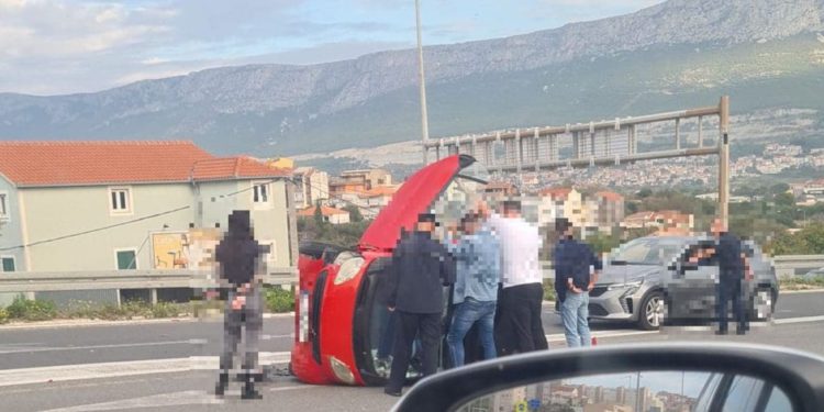 Automobil završio na krovu na Smokoviku, jedna osoba ozlijeđena