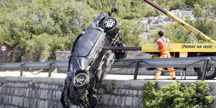 Automobilom sletjeli u more, poginule četiri osobe! ‘Izvučena su dva ženska i dva muška tijela’