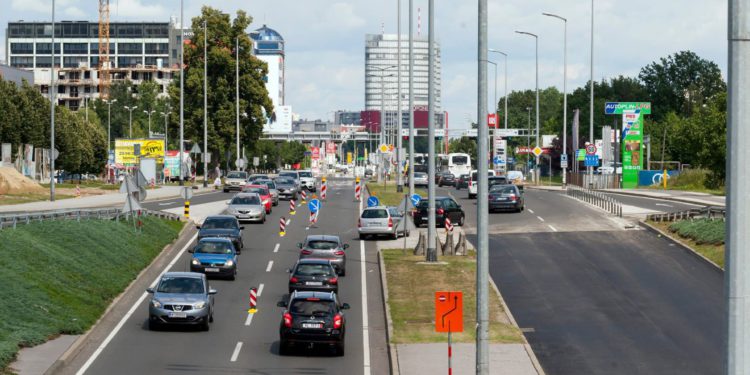 Avenija u Zagrebu u prometnom kaosu: Kamioni zapinju, radovi, nervozni vozači