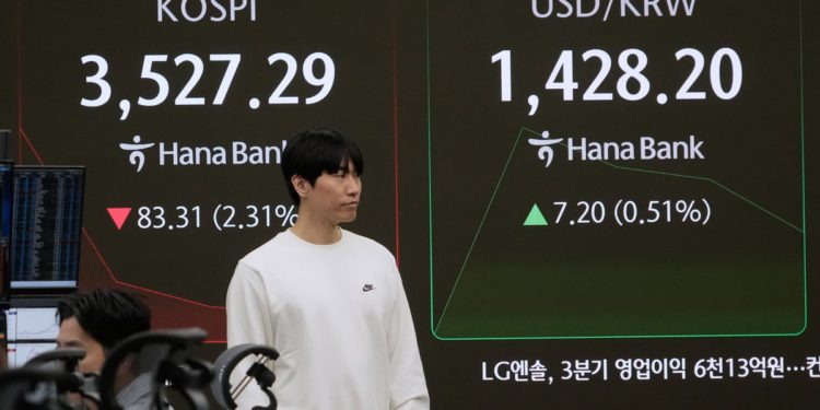 Azijske dionice klizaju nakon što se Wall Street spušta do svog najgoreg dana od travnja, jer se Kina trgovinske nevolje pogoršavaju