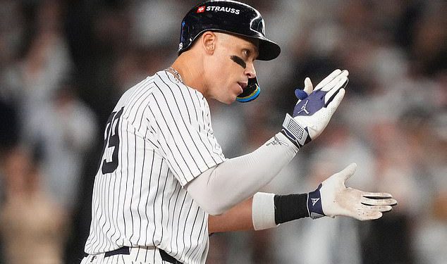 Bad Bunny promatra kako Aaron Sudac inspirira Yankees da ALD-ovi za stvaranje povijesti pobjeđuju plave jays da ostanu živ