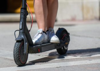 Bez kacige i pod utjecajem alkohola 18-godišnjakinja pala s električnog romobila, teško se ozlijedila