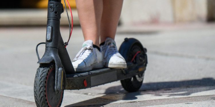 Bez kacige i pod utjecajem alkohola 18-godišnjakinja pala s električnog romobila, teško se ozlijedila