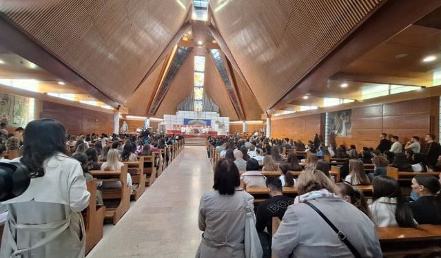 Biskup Palić slavio svetu misu u mostarskoj katedrali, evo što je poručio studentima