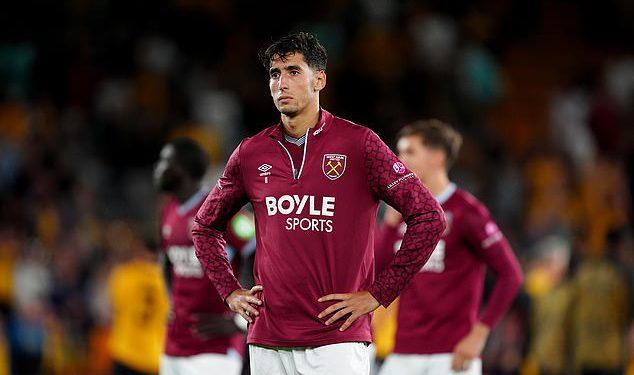 Bivša zvijezda West Ham Uniteda napala ga je navijač koji je “postao nasilan” na aerodromu na putu do međunarodne dužnosti