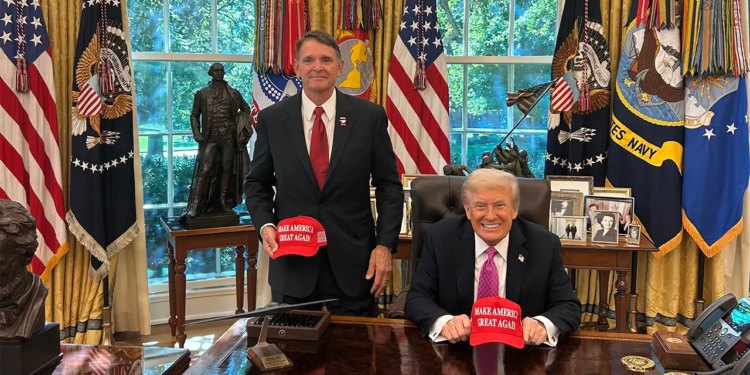 Bivši Navy SEAL pokreće primarni izazov u Kentuckyju koji podržava Trump protiv Massieja