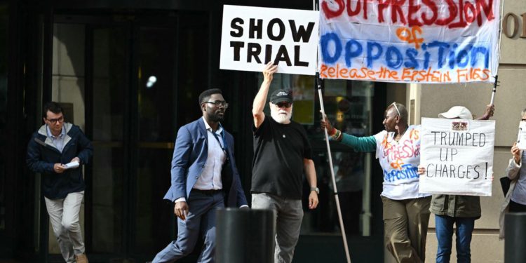 Bivši direktor FBI -ja James Comey izjasnio se da nije kriv za kaznene prijave nakon što je Trump pozvao na kazneni progon