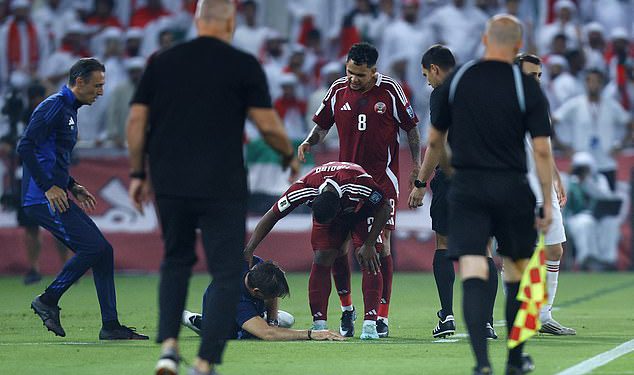 Bivši menadžer Premier lige bori se od boli nakon što ga je lopta pokrenuo vlastiti igrač razbija ga u lice tijekom kvalifikacija za Svjetski kup