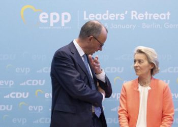 Bloomberg: Zahuktava se rivalstvo Merza i von der Leyen