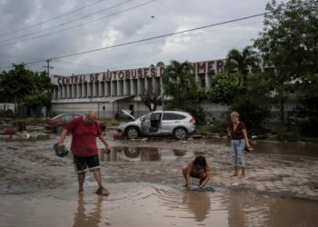 Broj smrtnih slučajeva od bujnih kiša u Meksiku povećava se na 64, dok se pretraga nastavlja zbog nedostatka