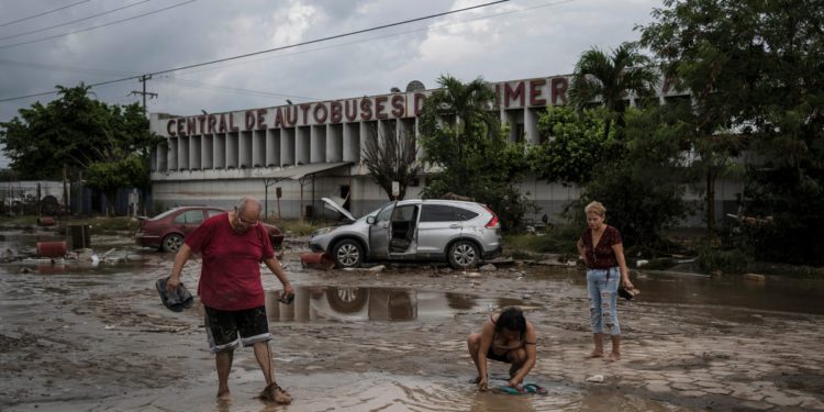 Broj smrtnih slučajeva od bujnih kiša u Meksiku povećava se na 64, dok se pretraga nastavlja zbog nedostatka