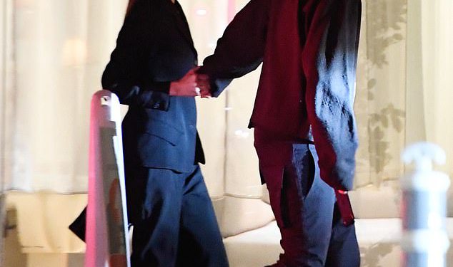 Brooklyn Beckham i supruga Nicola Peltz pokazuju jedinstvo u odgovarajućim odijelima dok uživaju u sastanku u LA -u – istog dana kada Victoria’s Netflix dokumentarni film emitira