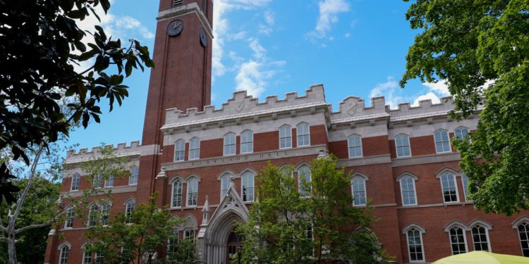 Budući da još nema sudionika, Bijela kuća planira sastanak s koledžima koji još uvijek vagaju sporazum s Trumpom