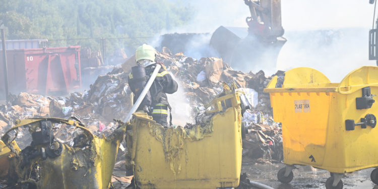 Buknuo požar kod Dubrovnika: Plamen gutao postrojenje ‘Čistoće’, izbjegnuta katastrofa