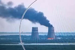 Datoteka: Vatra na rashladnom tornju ruskog podrugnuta nuklearna elektrana Zaporizhzhia u Energodaru, južna Ukrajina