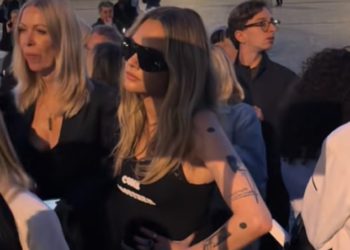 Cara Delevingne ostaje da se bavi jer je prisiljena čekati u redu nakon što nije bila prepoznata na Stella McCartney Showu tijekom Pariškog tjedna mode