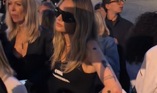 Cara Delevingne ostaje da se bavi jer je prisiljena čekati u redu nakon što nije bila prepoznata na Stella McCartney Showu tijekom Pariškog tjedna mode