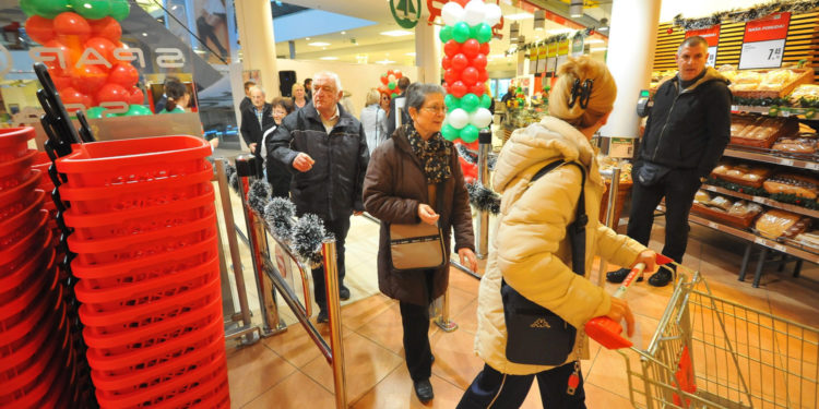Čekat će se redu, ljudi već nadiru u Spar: Od 15.10. dio hrane snizili i do 39 centi