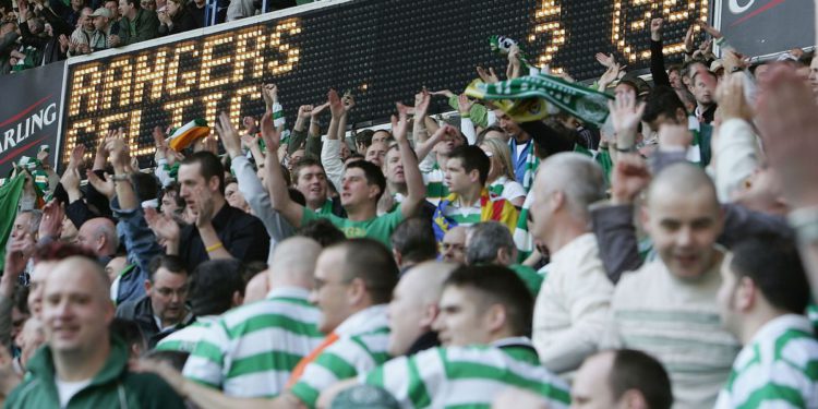 Celtic, naranče i teniske loptice na terenu protiv kluba. Igra prekinuta