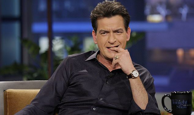 Charlie Sheen otkriva zašto je napokon priznao da spava s muškarcima i inzistira na tome da je ‘samac, ali ne usamljen’ – dok se prisjeća snažne poruke Clinta Eastwooda koja ga je ubacila u rehabilitaciju